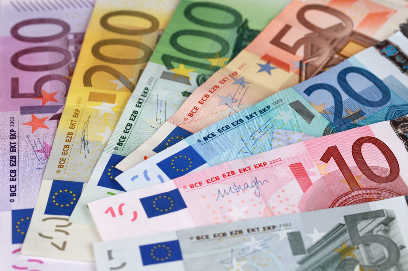 Deux mains échangeant des billets de banque, représentant la demande d'argent frauduleuse avant toute restitution d'un animal prétendument retrouvé