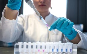 scientifique en plein travail