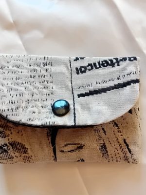 Porte-cartes en tissu fait main par les bénévoles de l'association ARGOS42