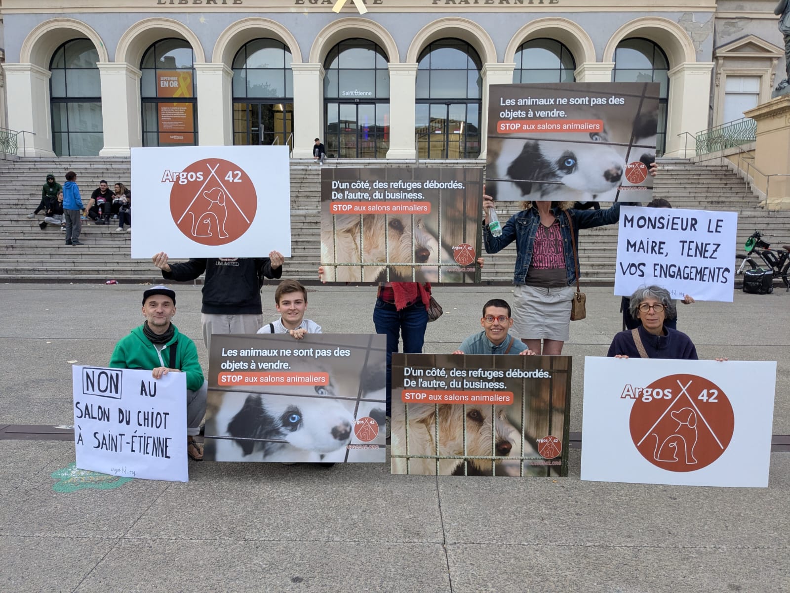 manifestation contre l'organisation de salon du chiot dans les bâtiments de la mairie de Saint-Etienne
